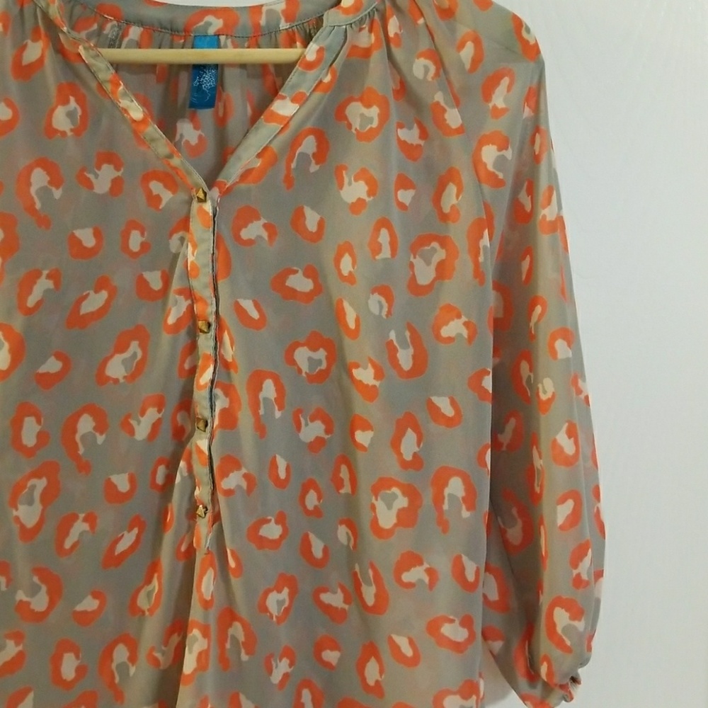 CLOSET BLOWOUT!  💖 Animal print blouse